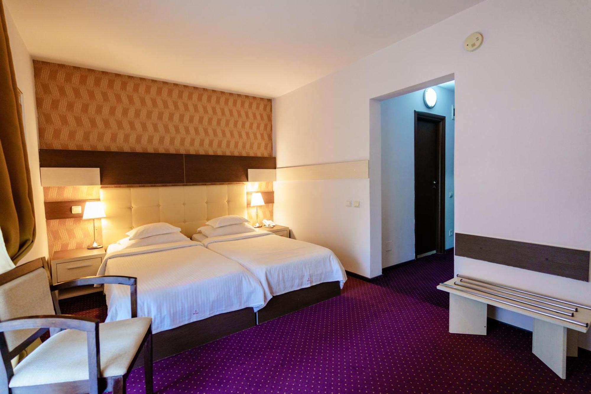 Twin Room,1611099748:JPEG